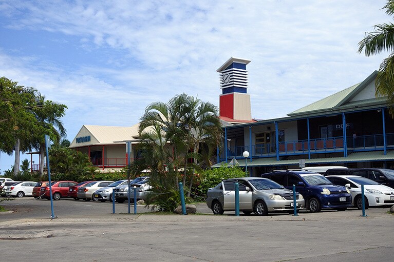 ショッピングアーケードの「ポート・デナラウ」。日用品からお土産まで入手できます。