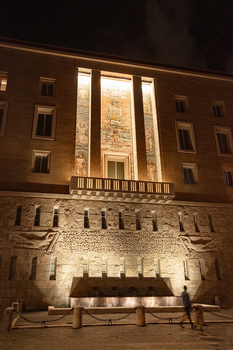 重厚なファサードには1930年代の人気芸術家たちによる壁画やモザイクが。