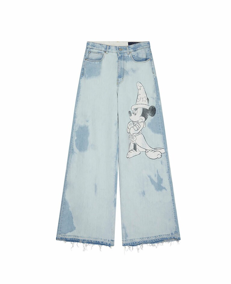 デニムパンツ 94,600円。©Disney