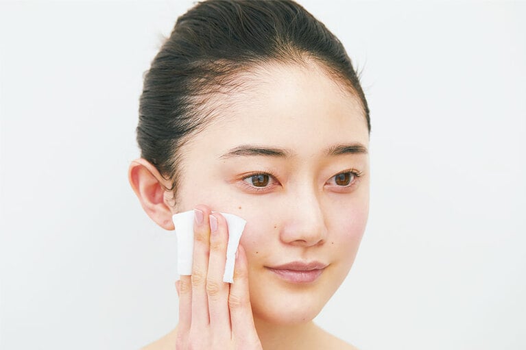 化粧水をコットンから肌に移すような気持ちで、肌に優しく押しあてるのを繰り返す。