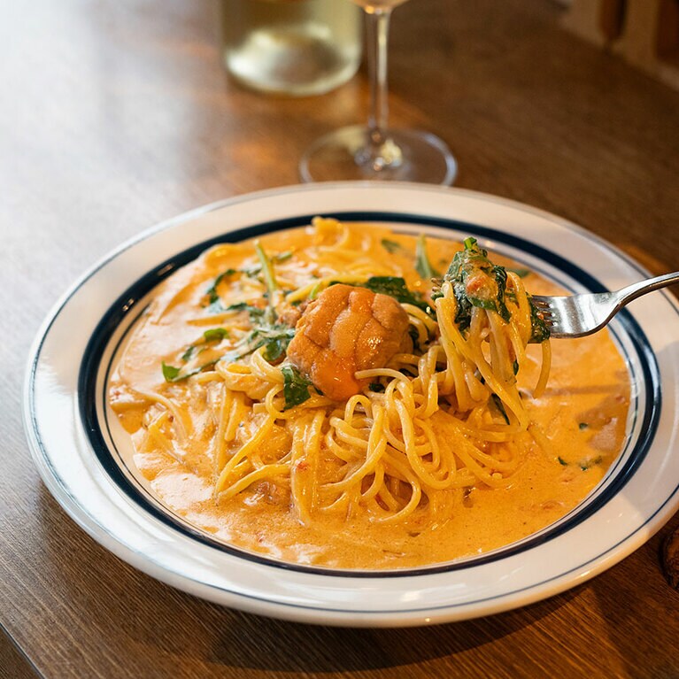 大好物「北海道産 生ウニとルッコラのクリームソース リングイネ」。2,600円。1人のときはハーフサイズにしてくれます。こちらはフルサイズ。