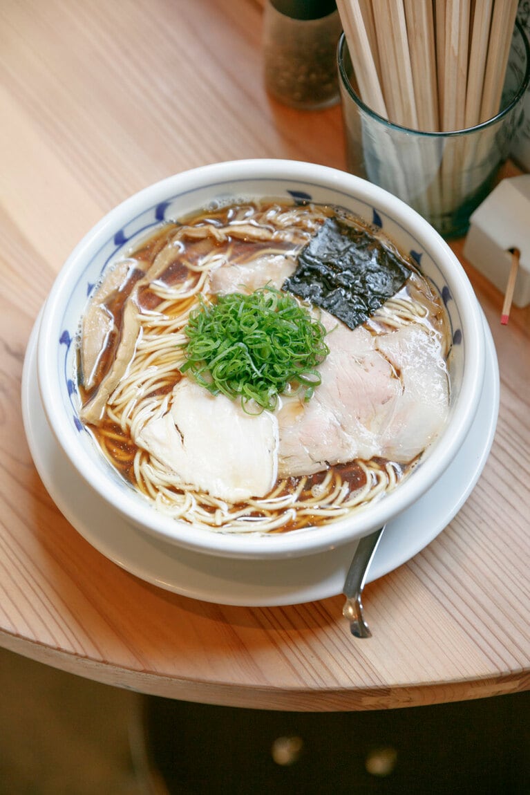 ［ねいろ屋］店主の地元愛が光る一品 「瀬戸内しょうゆらーめん」850円。