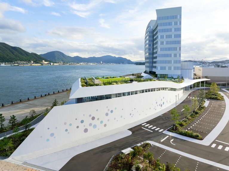 角度によっては巨大な帆船のようにも見える。