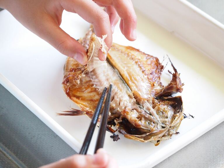鯵の干物はグリルで10分ほど焼く。粗熱が取れたら、身をほぐして取り除く。