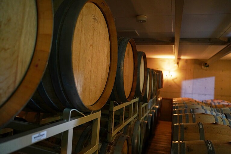 空調は使用せず、奥出雲の気候が育てるワイン。山ぶどうを使った希少な銘柄もある。