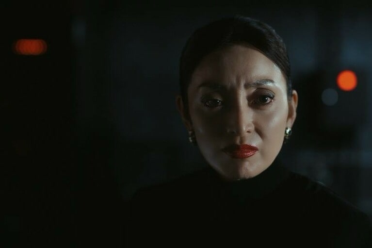 樊林杏（ハン・リンシン）を演じる宮下今日子さんは、八嶋智人さんのパートナーなのだそうだ。ウキウキリアタイしている八嶋さんが思い浮かぶ。日曜劇場『VIVANT』#17より。　©TBS