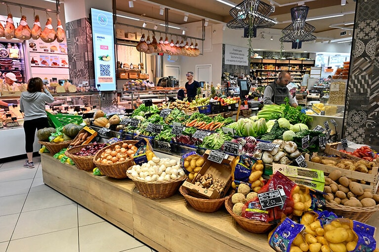 野菜や果物コーナーは市場風。