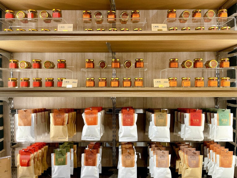 整然と並べられた香辛料たち。