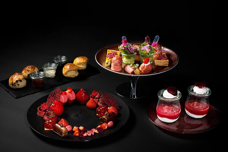 「Glossy Strawberry Afternoon Tea」1名 7,000円(税込・サ別)のイメージ。2名から要予約。