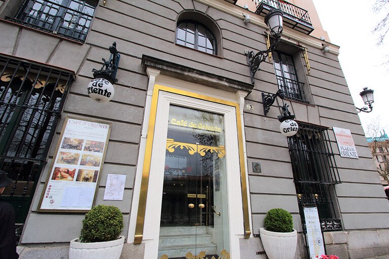 「カフェ・デ・オリエンテ」は、王立劇場のすぐ隣のブロックにある。