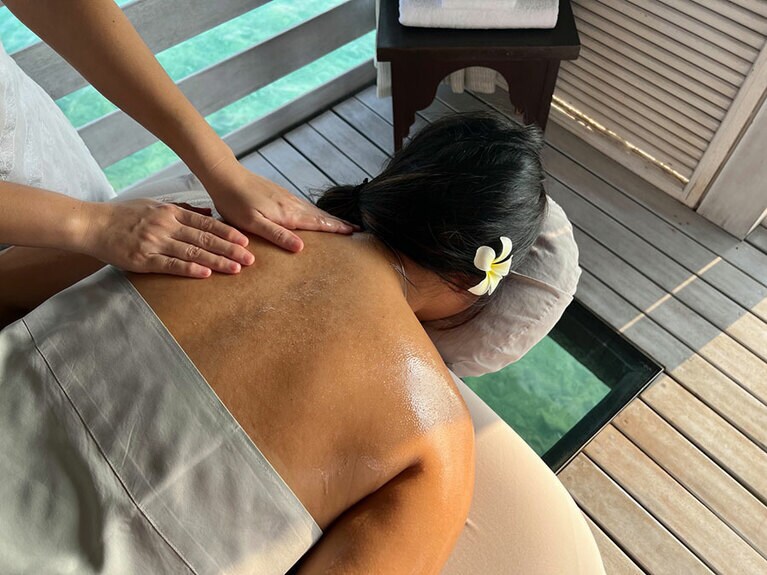 施術中に海が見えるように、床の一部がガラス張りになっている。