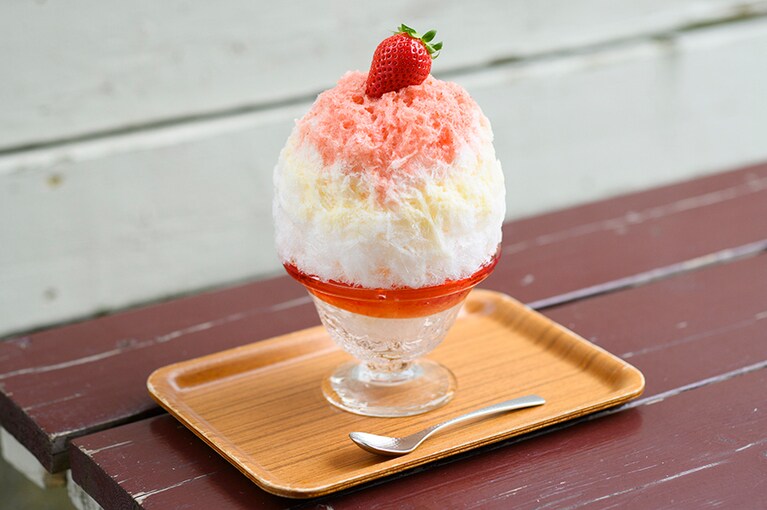 心和む淡い色合いの「たまごとミルクとバニラといちご」(1,400円)。たまごとミルクとバニラのシロップと、いちごシロップを添えて。