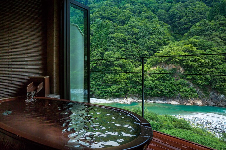 延楽［富山／宇奈月温泉］露天風呂付き客室。