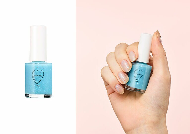 60秒で乾く便利さ、サトウキビ、コットン、トウモロコシなど植物由来の成分で作られている点、トルエン、ホルマリンなどの環境ホルモン系因子は不使用と、機能性、環境への配慮、そしてもちろん色の個性とお洒落さがすべて同居。シアーミルキーな水色に、箔のような同系色のラメ入りで、強すぎず涼やかな手元を作る、フーミー ネイルポリッシュ 6.10 1,430円(数量限定発売)／Nuzzle