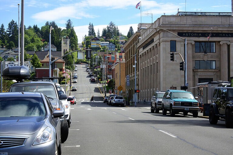 坂道が多い古き良き港町、アストリア。
