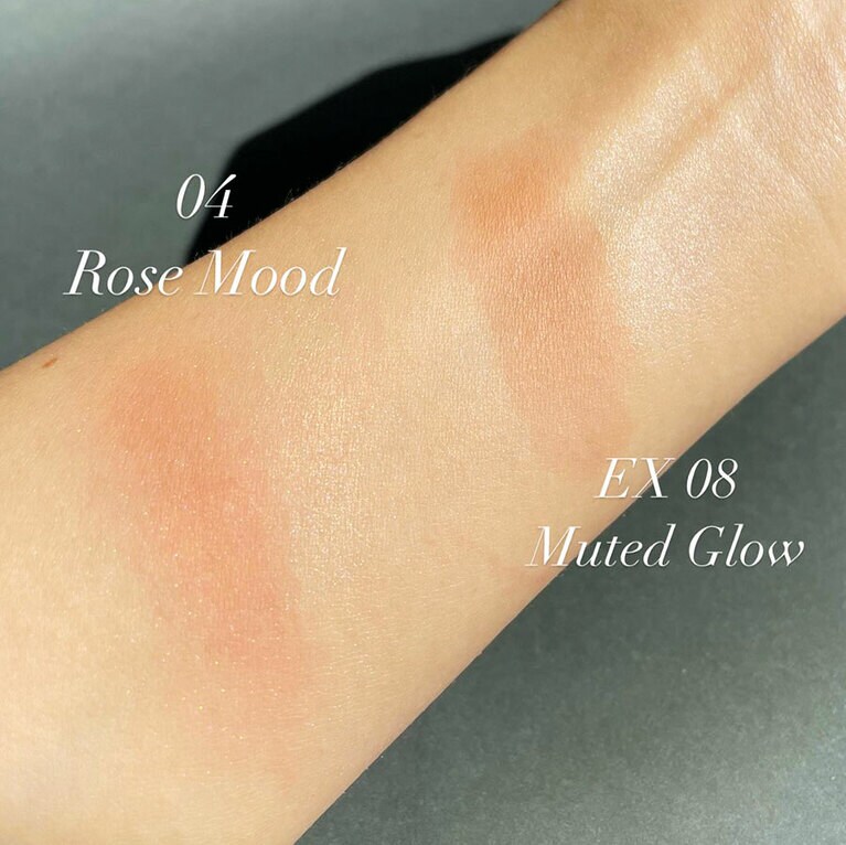 ルナソル カラーリンググレイズ 04 Rose Mood(新色)、EX08 Muted Glow(限定色)スウォッチ。