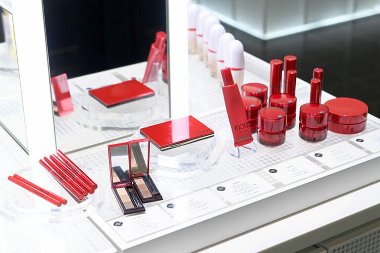 生まれ変わった「新・インウイ」。薄くて赤いデザインは健在！