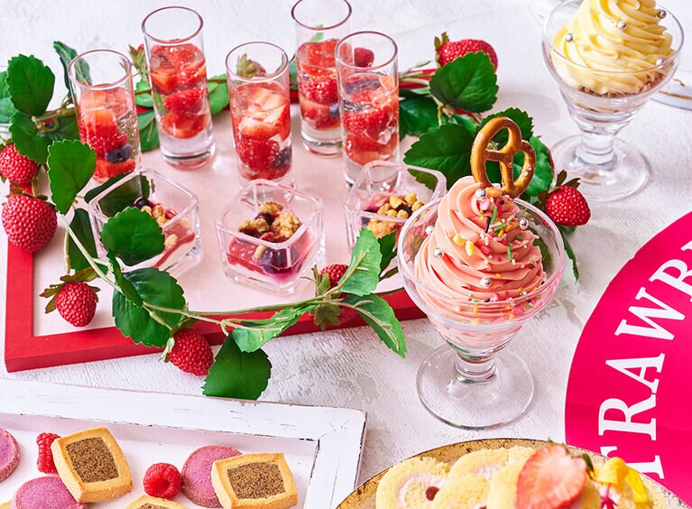 ホリデーシーズンを華やかに演出するストロベリーづくしのデザート＆ライトミールブッフェ(15:00～16:45／L.O.16:30)。