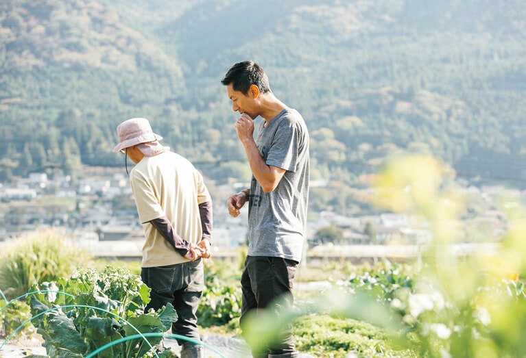 ファームでの対話を重視するシェフ。珍しい西洋野菜含む少量多品種を専門スタッフが栽培。