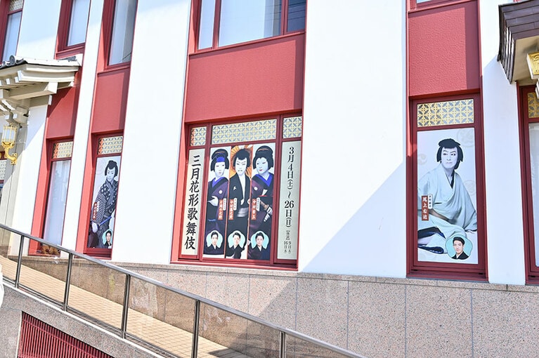 鴨川沿いの南座外観。すぐそばに阿国歌舞伎発祥の石碑がある。