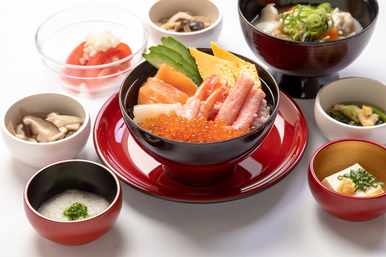 天然温泉 幣舞の湯 ラビスタ釧路川［北海道／釧路］朝食バイキング 豪快盛海鮮丼イメージ。