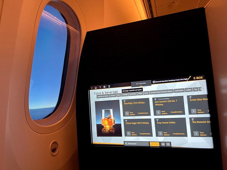 飲み物は、CAさんにお願いしてもいいし、モニターを見ながら選んで手元のリモコンからオーダーすることもできる。