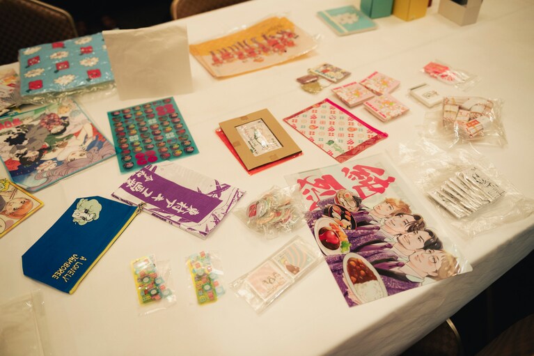 抽選会の賞品は歴代作品のノベルティやコラボグッズたち。ほとんどアキコ先生が自宅から持参したお宝。