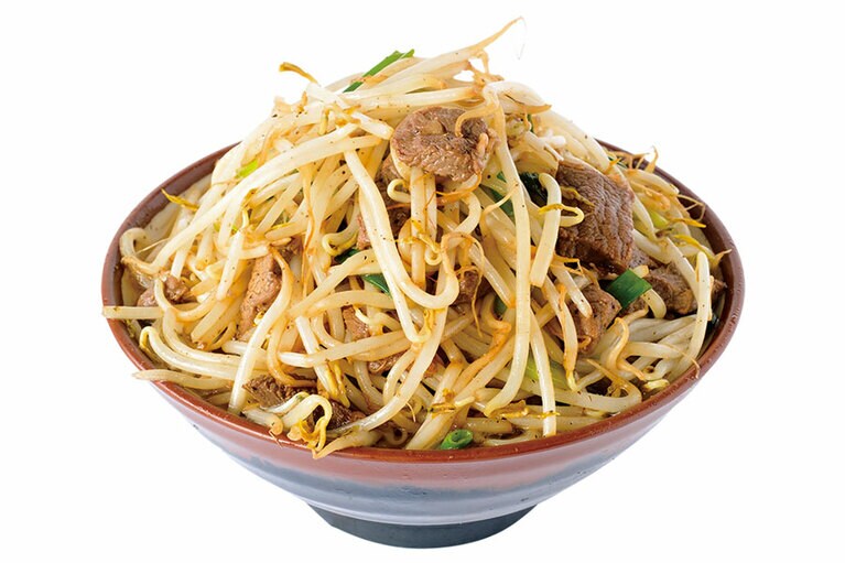 ［前田食堂］牛肉そば 750円。