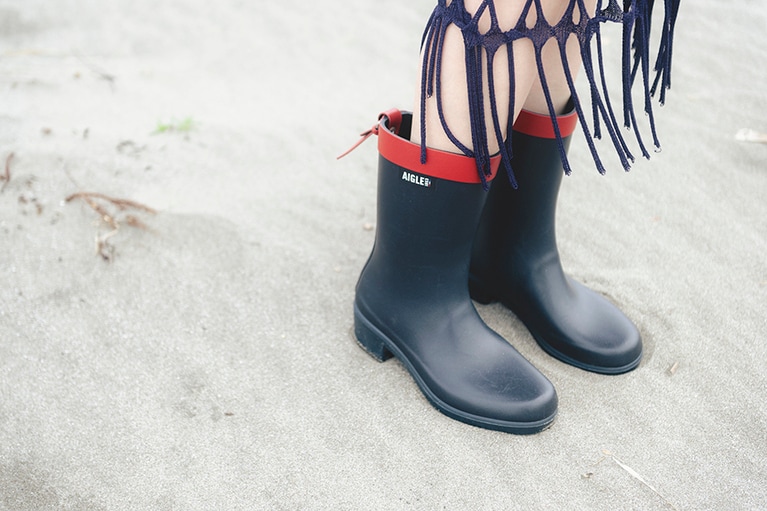 ミッド丈のブーツ 28,600円。履き口のプルタブに配されたウィングは、レザー製からゴム製に変わり耐久性がアップ。