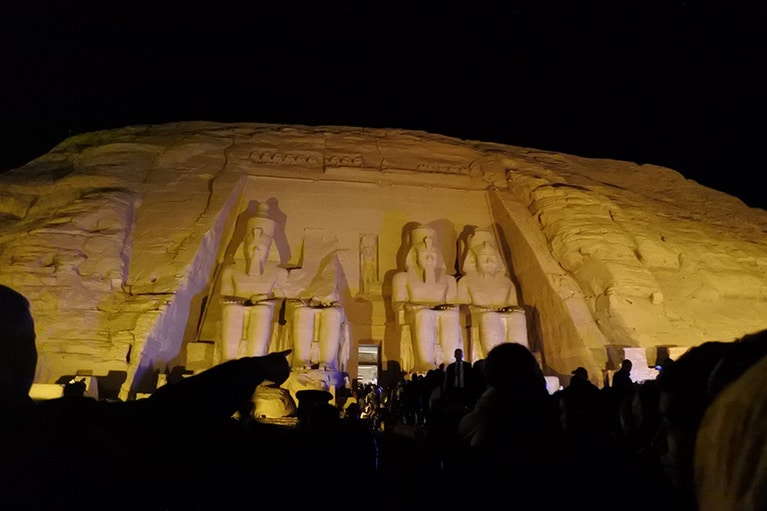 朝5時過ぎにライトアップされた神殿前へ到着。すでに人、人、人。