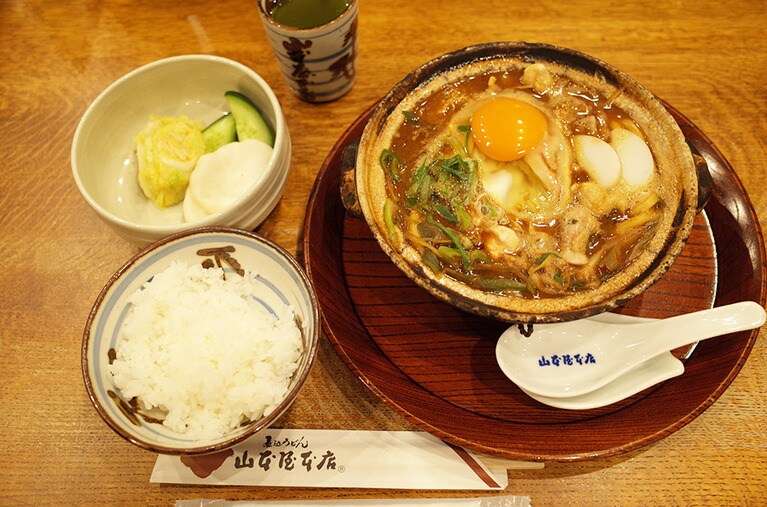 ランチタイムは、通常300円のごはんがサービスでつく。