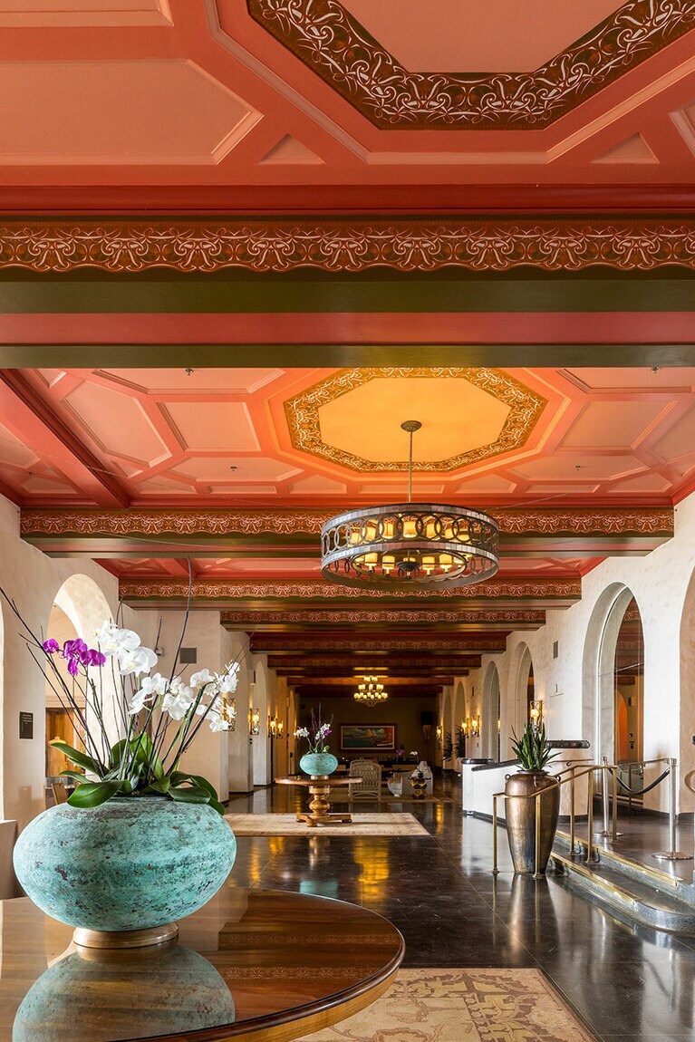 華麗な空間が広がるボールルームのホワイエ。