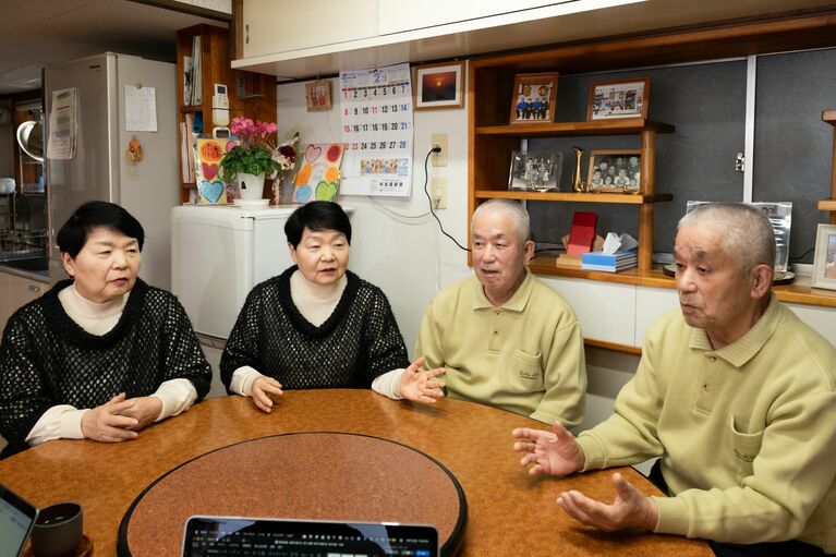 食卓に並ぶ深見W双子夫婦