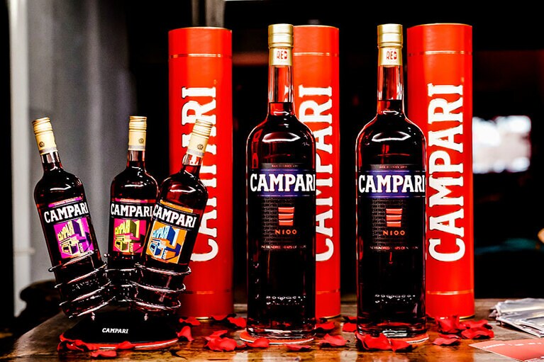 思わず手にとりたくなる、スタイリッシュで華やかなカンパリのボトル。