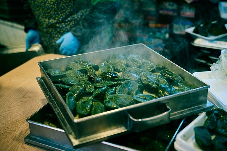 韓国で「スッケトッ」と呼ばれるヨモギ餅。蒸したてに遭遇したらお試しを。