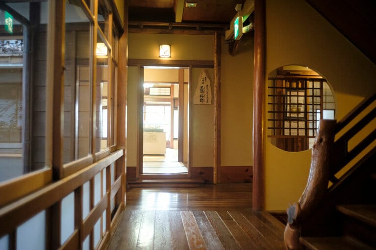 飴色の光沢を帯びた木材の美しさが長い年月を物語る。