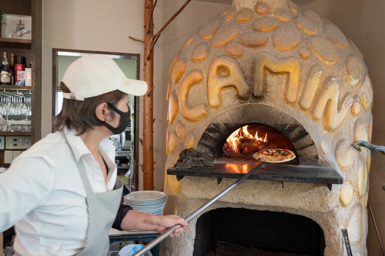 注文後に焼き上げる、米粉と全粒粉ブレンドのピッツァ。