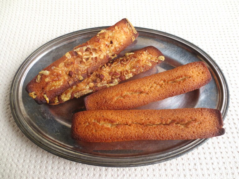 フィナンシェ2種類。上から、気まぐれフィナンシェ「チーズとナッツ」380円、プレーンの「フィナンシェ」330円。