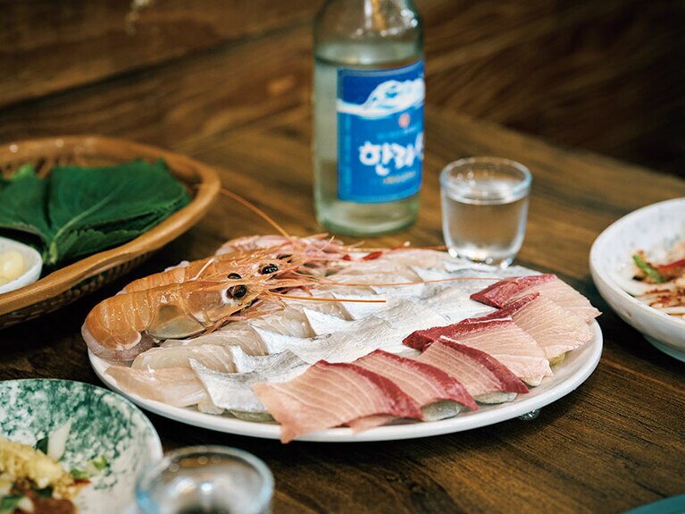 釜山では焼き魚として味わった太刀魚をお刺身で。脂がのった太刀魚体験は、特別な思い出に。