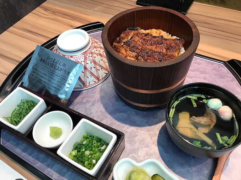 午後からの暴食に備えて「ミニひつまぶし」をオーダー。サイズが選べるのが嬉しい。「ミニひつまぶし」は量が少ないので重箱ではなく、桶の形をした器に入っている。お椀はプラス150円で肝吸いに変えてもらった。