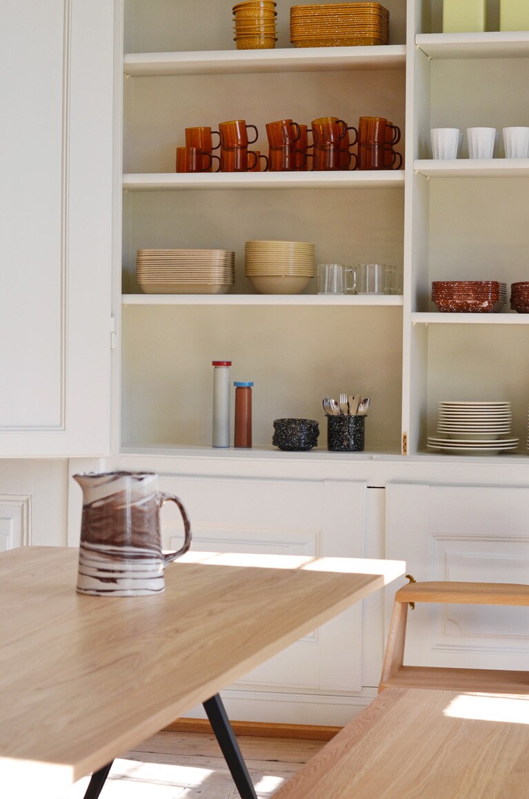 マーブルが美しいジャグは茶以外に黒がある。