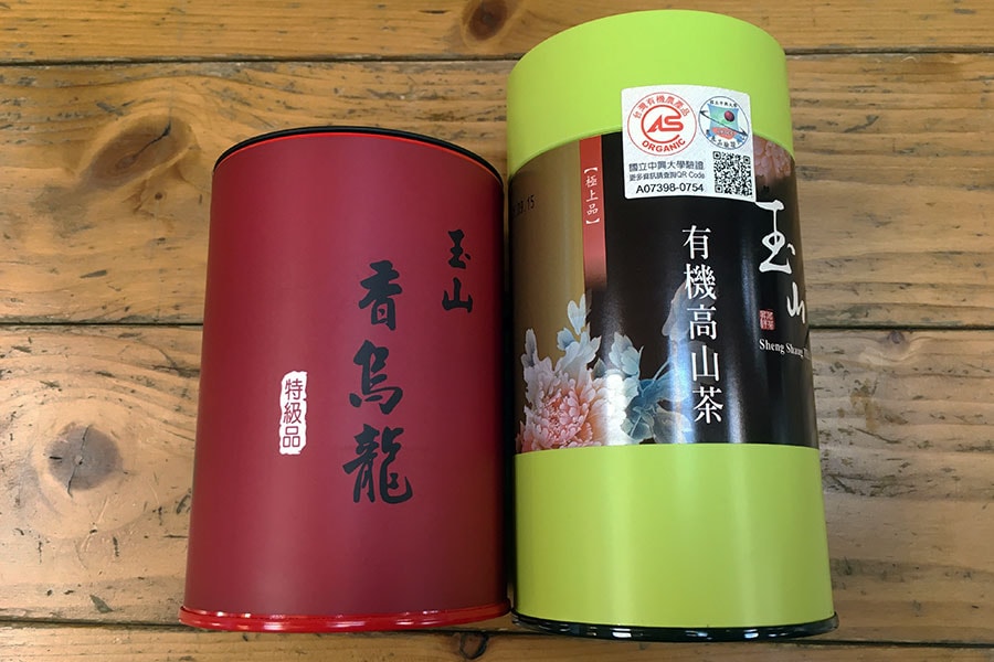 赤い缶は玉山香烏龍茶 150g 1,000元、オンラインショッピング価格 700元。緑の缶は玉山有機高山茶 150g 2,000元、オンラインショッピング価格は1,400元。