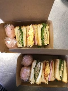 補食用のサンドイッチと赤飯（写真提供：武重美亜）