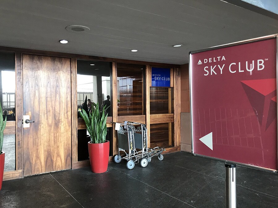 ダニエル・K・イノウエ国際空港の「デルタ スカイクラブ」の入口は木製のドアで南の島らしい雰囲気。