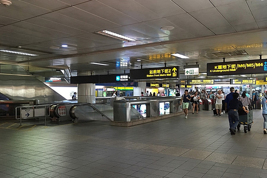 左：MRT台北駅「忠孝西路」側。改札を出て左手のエスカレーターで上ると、M3～M7出口周辺のショッピングゾーンへ到着する。
右：右手はM6出口への階段。左手は「シーザーパークホテル」地下のレストラン街。日系の店が多い。
