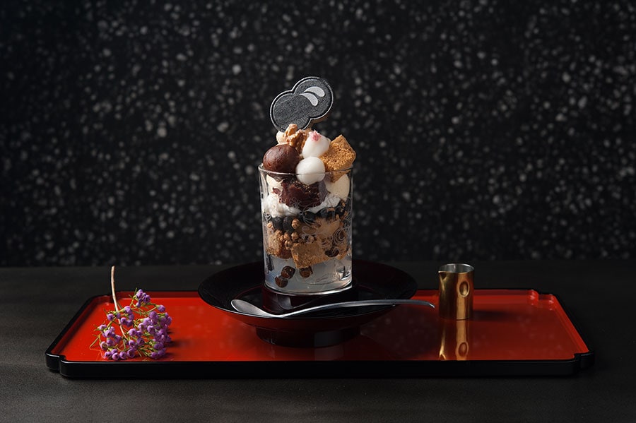 なめらかな黒蜜ソフトクリームを、蕨もちやカステラなど和の食材が絶妙に引き立てる。「廚 otona くろぎ」看板メニューの「黒蜜きなこパフェ」1,750円。