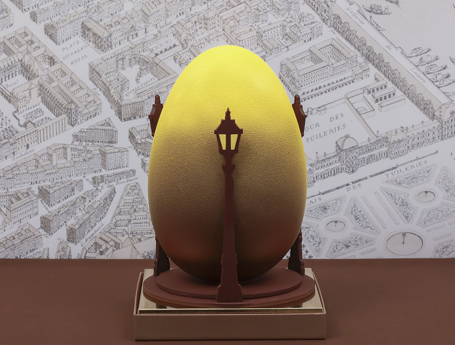 パリの街灯をイメージした美しいタマゴ。コレクションの象徴として作られ、一部のブティック（伊勢丹新宿本店、日本橋三越本店、三越銀座店）にディスプレイされる。