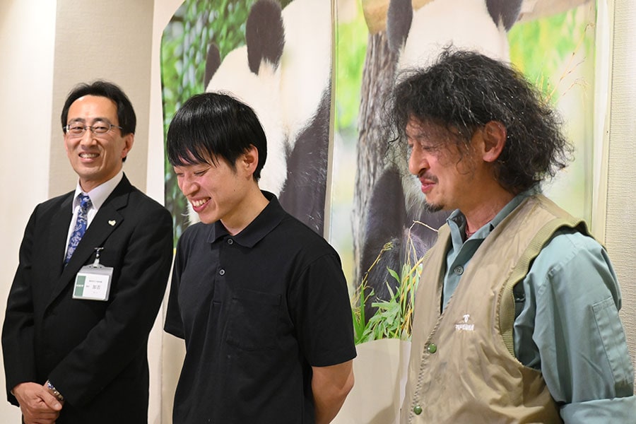 （左から）記者会見する加古園長、梅元さん、吉田さん。