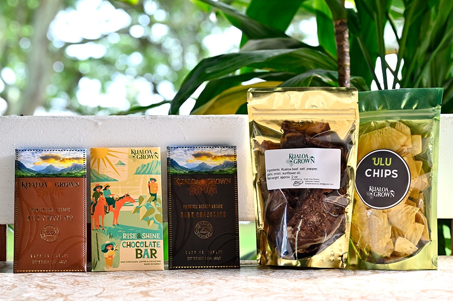 新設のクアロアグロウンマーケットには、チョコレート、ジャーキー、パンノキのチップスなど、ここの農産物を使った加工品も購入可能。