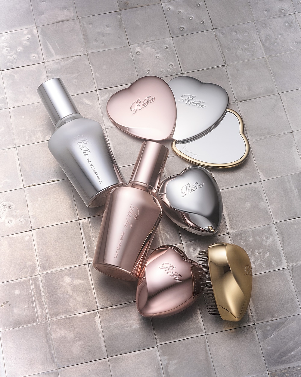 左から時計回りに：スタイリング後にシュッとひと吹きすると、髪を固めずにスタイルをキープしてくれるミスト。リファハートミストエアリー 150mL 2,970円、スタイリング前のひと吹きで、髪のベースを整え、雨の日でもクセの出にくいまっすぐな髪に整えるミスト。リファハートミストベース 150mL 2,970円、映りの良さと軽さ、耐久性を叶える2mmという薄さのミラーを使用。手のひらサイズのハート形。リファハートミラー／ローズゴールド、シルバー、シャンパンゴールド 幅7.6×高さ8.4×厚み0.7cm 各2,860円、キューティクルを磨くようにとかしてツヤを与えるブラシ。握りやすいミニサイズ。リファハートブラシミニ／シルバー、シャンパンゴールド、ローズゴールド 幅6.3×高さ7.9×厚み4.9cm 各2,970円／すべてMTG